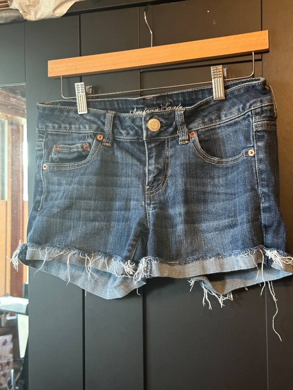 American Eagle Outfitters dark wash denim cutoff shorts in women’s size 4